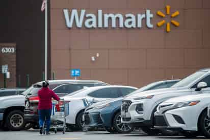 La mayor cadena de supermercados de Estados Unidos Walmart obligará a todos sus clientes a llevar tapabocas a partir del 20 de julio. (ARCHIVO) 