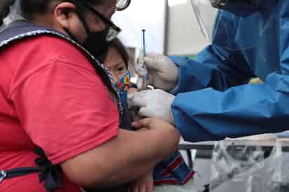 La vacuna lleva el nombre de BCG por el Bacilo de Calmette y Guérin. Sirve contra la tuberculosis y se aplica desde recién nacidos hasta los niños menores de 5 años y deja una cicatriz en el brazo posterior a su aplicación.
(EL UNIVERSAL)