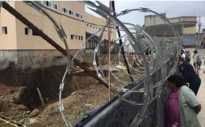 Un derrumbe en una de las mallas de alambrón dentro de las obras de construcción del nuevo Hospital Topilejo, en Tlalpan, dejó como saldo preliminar cuatro personas lesionadas. (ESPECIAL)