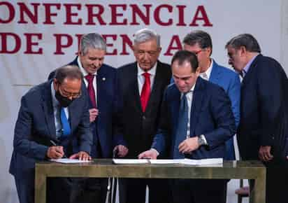 El presidente Andrés Manuel López Obrador presenta un proyecto de iniciativa de ley para reformar el Sistema de Pensiones. Lo acompañan los dirigentes de la CCE, la CTM, el IMSS, el secretario de Hacienda y los líderes de Morena en la Cámara de Diputados y el Senado. (EL UNIVERSAL) 