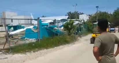 Una avioneta tipo cessna perdió los frenos al aterrizar en el aeródromo de Holbox este sábado y se estrelló con una barda del campo de softball de la isla, sin que la tripulación resultara lesionada. (ESPECIAL)