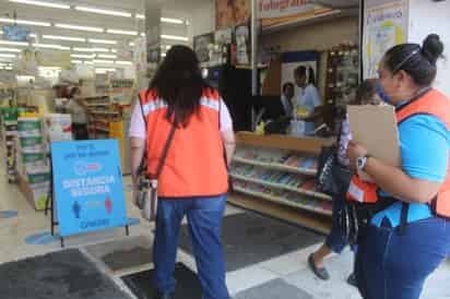 El personal recorrió el mercado Benito Juárez, lugar de mayor afluencia de sampetrinos. (EL SIGLO DE TORREÓN) 