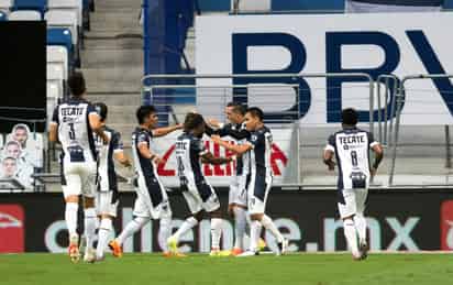 Rogelio Funes Mori (d) marcó el primero y el tercer tanto, en la victoria de Rayados 3-1 sobre Toluca. (EFE)