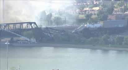 Las llamas consumieron parte de la madera que forma parte de la estructura del puente, lo que se piensa generó el colapso de éste sobre el lago de Tempe en Arizona (ESPECIAL)