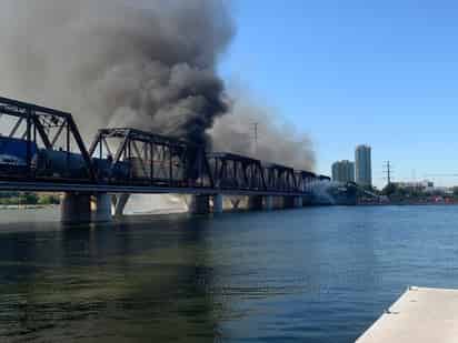 El fuego sí se propagó rápidamente casi hasta la mitad del puente, aunque no abarcó la totalidad del extenso ferrocarril. (EFE)