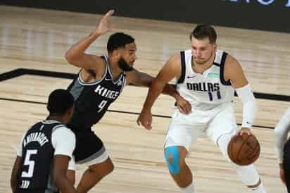 Luka Doncic (d) se convirtió en el jugador más joven en la historia de la NBA en meter 30 o más puntos, bajar 20 o más rebotes y tener 10 o más asistencias en un partido. (AP)