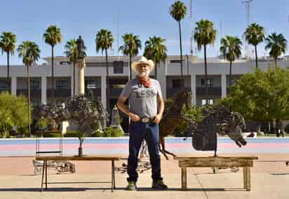 LAGUNERO. Salvador Montenegro Chibli realiza esculturas en hierro forjado para honrar al desierto. (EL SIGLO DE TORREÓN / Erick Sotomayor)