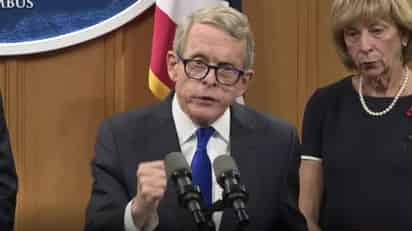 El gobernador de Ohio, Mike DeWine, dio este jueves positivo en la prueba de coronavirus, justo antes de la llegada del presidente de Estados Unidos, Donald Trump, a Cleveland, donde tenía previsto recibirlo. (ESPECIAL) 