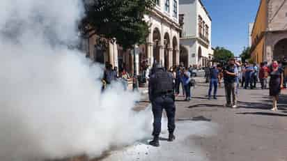 Varios miembros de la Barra Mexicana Colegio de Abogados de Durango A. C., incendiaron un vehículo en la esquina de las calles 5 de Febrero y Zaragoza, al exterior del Tribunal Superior de Justicia del Estado (TSJE) como protesta para demandar la salida del magistrado presidente Esteban Calderón. (EL SIGLO DE TORREÓN)