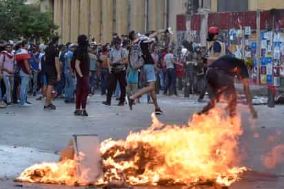 Decenas de manifestantes protagonizan escaramuzas este lunes con las fuerzas de seguridad libanesas en el centro de la capital, por tercer día consecutivo. (EFE)