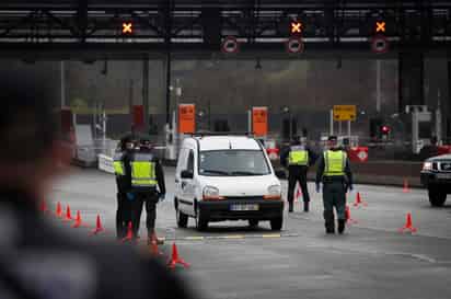 En la Casa Blanca circula una propuesta que daría a las autoridades fronterizas la capacidad de bloquear la entrada a estadounidenses y residentes permanentes si se sospecha que están contagiados con el coronavirus. (ARCHIVO)