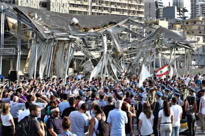 Varios cientos de personas marcharon hoy por el centro de Beirut hasta el puerto en memoria de las al menos 171 víctimas mortales que dejó la enorme explosión que afectó al puerto y parte de la ciudad en el día que se cumple una semana del suceso. (EFE)