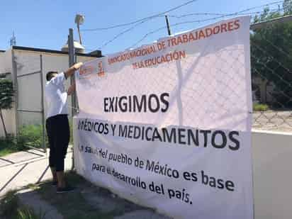 Con una manta a la entrada del Consultorio Periférico de Castaños, la Sección 5 del Sindicato Nacional de Trabajadores de la Educación (SNTE) denunció que el ISSSTE tiene en el abandono a hospitales, clínicas y consultorios en el Estado y demandó médicos y medicamentos.