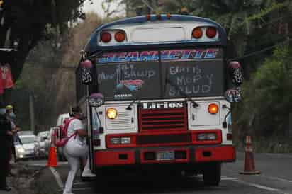 Empresarios del transporte público de El Salvador expresaron el martes su oposición a reiniciar sus labores por el rechazo del gobierno de otorgarles un incremento a los montos del subsidio o compensación ante la pandemia de COVID-19. (ARCHIVO)