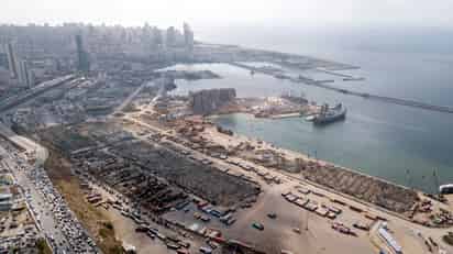 El pasado día 4 la deflagración de 2,750 toneladas de nitrato de amonio almacenadas en el puerto de Beirut produjo una explosión de grandes proporciones. (EFE)