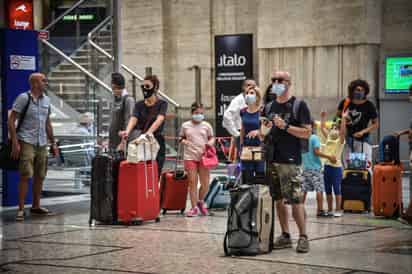 El Ministerio de Sanidad de Italia pidió hoy a las regiones que realicen pruebas de coronavirus a quienes procedan de España, Grecia, Croacia y Malta, ante el aumento de brotes originados por personas que han vuelto al país tras pasar sus vacaciones en esas zonas. (EFE) 