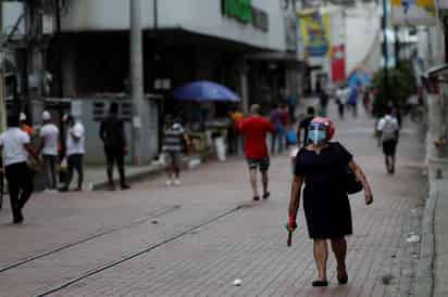 Luego de más de cinco meses de pandemia y de restricciones a la población para frenar la velocidad de propagación de la COVID-19, las Américas están entrando 'en fases en las que hay que apostarle a la ciudadanía', a su responsabilidad y aportes para campear el largo camino que falta, afirmó la OPS. (ARCHIVO) 