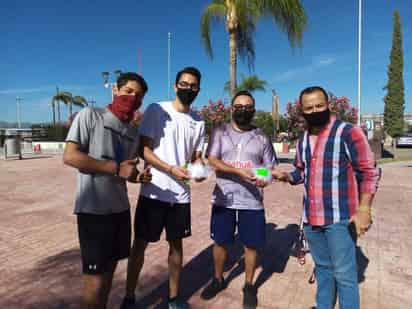 Deportistas laguneros fueron dotados de mascarillas, para apoyar su tranquilidad al momento de realizar los entrenamientos. (ESPECIAL)