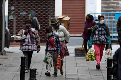 La cifra de positivos por la COVID-19 en Ecuador ascendió a 98,343 este jueves, 1,233 nuevos casos con respecto a la víspera, mientras que los decesos oficiales llegaron a 6,010, con 26 adicionales. (ARCHIVO) 
