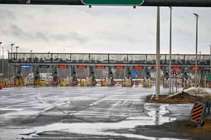 La frontera entre Estados Unidos y Canadá seguirá cerrada para viajes no esenciales durante al menos otro mes, anunció el viernes el ministro de seguridad pública de Canadá. (ARCHIVO)