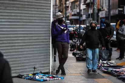 El presidente de Argentina, Alberto Fernández, anunció este viernes la extensión por otras dos semanas, hasta el 30 de agosto, de las restricciones para contener el avance de la pandemia de coronavirus y dispuso el retroceso a la fase 1 en las regiones con un fuerte crecimiento de los contagios. (ARCHIVO)