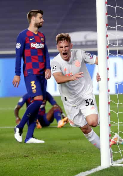 Joshua Kimmich celebra luego de anotar el quinto gol del Bayern, en la paliza 8-2 sobre el Barcelona.