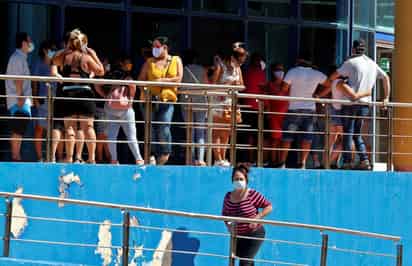 Cuba confirmó este domingo 24 nuevos casos de la COVID-19, la cifra más baja en esta semana, en la que se dispararon las cifras de contagios sobre todo en La Habana, el territorio con mayor impacto de la pandemia en la isla. (ARCHIVO)