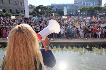 Unas 2,500 personas, según la Policía, se concentraron el domingo en la plaza de Colón, Madrid. (EFE) 