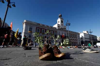 La histórica Puerta del Sol de Madrid, centro neurálgico y turístico de la capital española, se cerrará definitivamente al tráfico esta semana para convertirse en un futuro próximo en un gran 'ágora' peatonal, libre de contaminación, por donde poder pasear, ir de compras o sentarse a descansar. (ARCHIVO) 