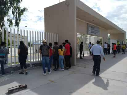 'Son nuevos y no sabían qué onda, a nosotros nos citaron para cargar nuestras materias ya que estamos en un programa bilingüe y pues había unas materias que teníamos que llevar especialmente', afirmó el joven estudiante.