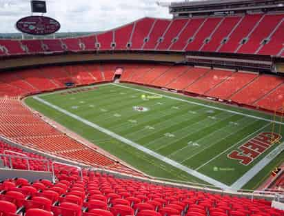 Los Chiefs de Kansas City limitarán la capacidad del Arrowhead Stadium al 22% de sus aficionados al iniciar la defensa de su título de Super Bowl, un equivalente a 17,000 asistentes en el que es considerado uno de los ambientes más hostiles de la NFL. (INTERNET) 