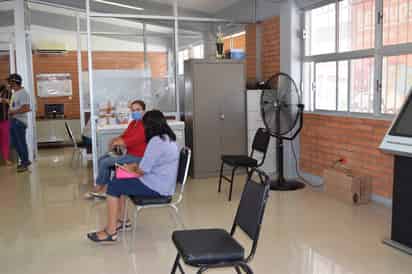 Un buen número de padres de familia están acudiendo a las oficinas de Servicios Escolares para cambiar a sus hijos, que acudían al sistema educativo privado. (EL SIGLO DE TORREÓN)