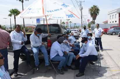 Trabajadores de la empresa teléfonos de México realizaron este miércoles una falta colectiva como medida de presión hacia la empresa, para exigir que no les eliminen artículos a su contrato colectivo de trabajo. (EL SIGLO COAHUILA)