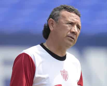 Octavio Becerril, 'Picas', auxiliar técnico en el Puebla sufrió un desvanecimiento en plena práctica por lo que fue llevado a un hospital de la ciudad poblana. (ARCHIVO)