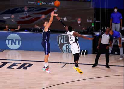 Luka Doncic lanza el triple de la victoria cuando expiraba el reloj en el tiempo extra; los Mavericks igualaron la serie con los Clippers tras derrotarlos 135-133 en un emocionante partido. (AP)