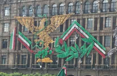 El águila utilizada para la decoración de Zócalo con motivo de las fiestas patrias, corresponde a la utilizada en el logotipo de Morena (CAPTURA)  