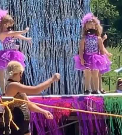 Niña de 4 años acapara la atención en un recital de baile al quedarse quieta durante seis minutos