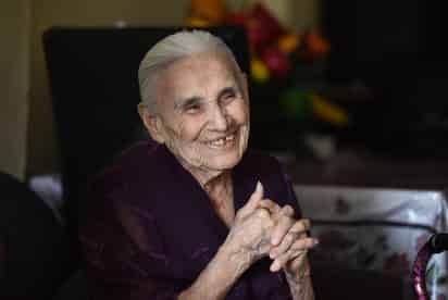 La señora Francisca se vistió de gala con su mejor traje en color morado para dar la entrevista y relatar sus anécdotas de vida. (JESÚS GALINDO)