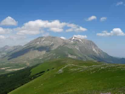 La incidencia de terremotos en los Apeninos, cadena montañosa que recorre Italia de norte a sur, puede estar relacionada con el ascenso del gas de dióxido de carbono enterrado en la Tierra. (ESPECIAL) 