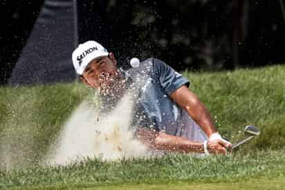 Hideki Matsuyama, que logró un águila tirando desde la trampa de arena en el primer hoyo, comparte la cima con Dustin Johnson.