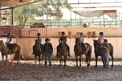 Compartir sus experiencias en el cuidado, monta y respeto hacia los caballos, es la satisfacción diaria para don Hugo, quien enseña a niños y jóvenes la valía y la belleza que poseen los equinos.