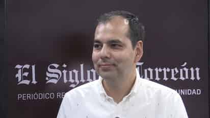 El historiador ofreció una interesante charla. . (Vero Rivera)