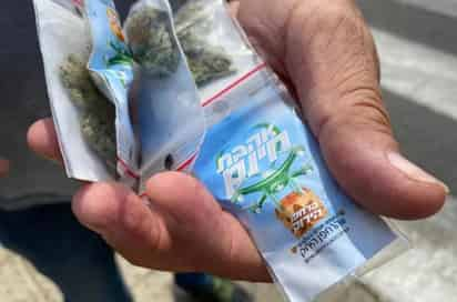 Pequeñas bolsas con marihuana cayeron del cielo en Tel Aviv, durante este jueves al ser expulsadas por un dron (ESPECIAL) 