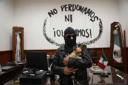 Un grupo de feministas mantiene este domingo tomadas las instalaciones de la Comisión Nacional de Derechos Humanos (CNDH) de México, en el centro de esta capital, como medida de presión para que se atiendan los casos de familiares de víctimas de violencia. (EFE)