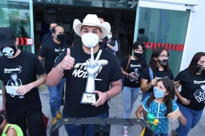 Fernando, Torreón esta en tu corazón', 'Arriba Fernando', 'El mejor, Fernando Sujo', 'Sí se pudo' y 'Te queremos Fer' fueron algunos de los gritos que estremecieron hoy al Aeropuerto Francisco Sarabia. (FERNANDO COMPEÁN)