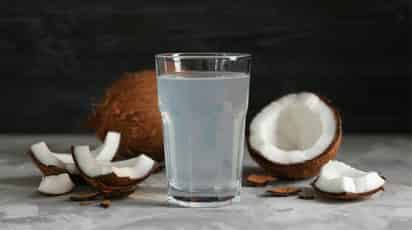 De acuerdo con el Instituto Mexicano del Seguro Social (IMSS), el agua de coco es una bebida con muchas propiedades benéficas para el cuerpo humano, por lo que se recomienda su consumo frecuente para personas de todas las edades. (Especial)