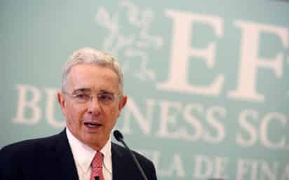 Cuatro organizaciones de abogados y una ONG se han unido para conformar una Plataforma de Monitoreo Internacional cuyo objetivo es velar por que haya transparencia en el caso del expresidente colombiano Álvaro Uribe (2002-2010), en prisión domiciliaria por presunto fraude procesal y soborno de testigos. (ARCHIVO) 
