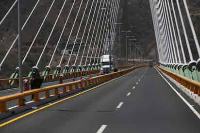 Los habitantes de Pueblo Nuevo amanecieron ayer miércoles con un derrumbe en la carretera libre Durango-Mazatlán, en el kilómetro 100 a la altura de El Salto, informó el alcalde Adrián Chaparro. (EL SIGLO DE TORREÓN) 