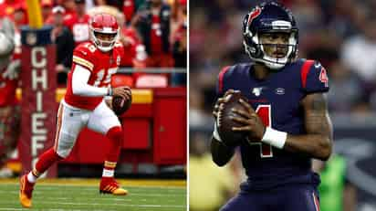 Patrick Mahomes (i) y Deshaun Watson (d), quienes recientemente firmaron extensiones de contrato multimillonarias, se enfrentarán hoy por la noche, en el inicio de la temporada de la NFL. (Archivo)