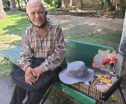 El hombre de la tercera edad no sabe dónde se encuentra su familia y vive en una propiedad prestada donde solamente cuenta con luz, pero le falta agua, alimento y ropa. (Facebook) 